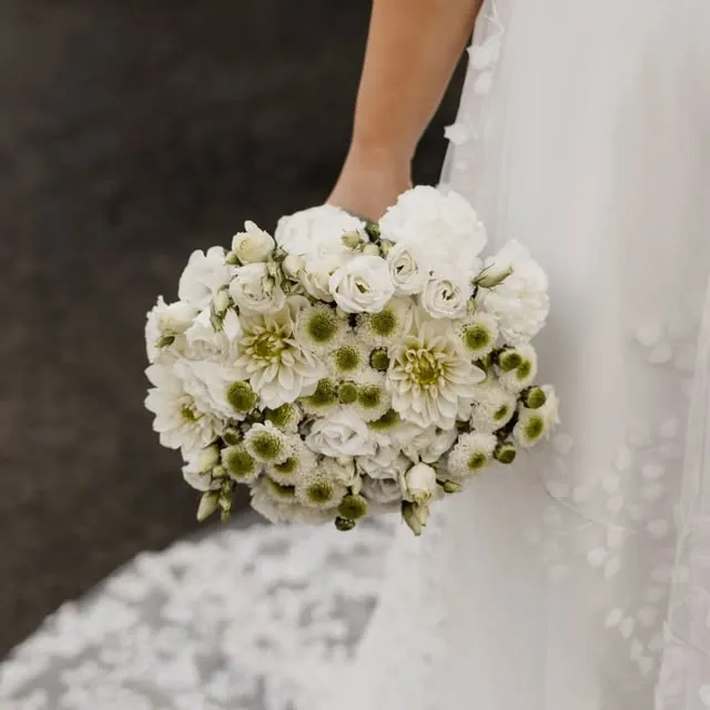 Brautstrauß in Weiß und Grün für eine Hochzeit auf dem SippelsHof in Fulda