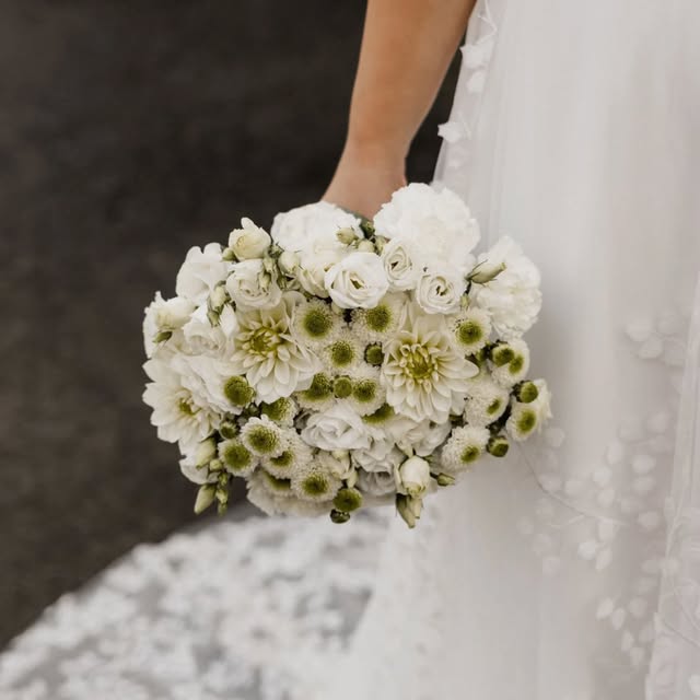 Runder Brautstrauß in Weiß und Grün mit Santini und Lisianthus
