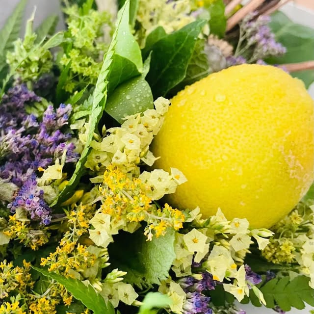 Sommerlicher Strauß mit Zitrone, Lavendel und Statice