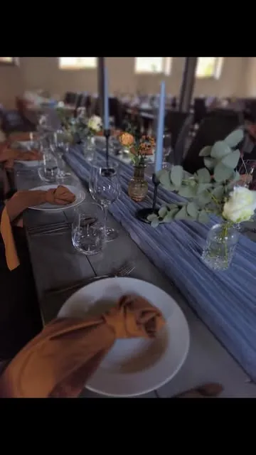 Hochzeitstafel in Terrakotta und Staubblau